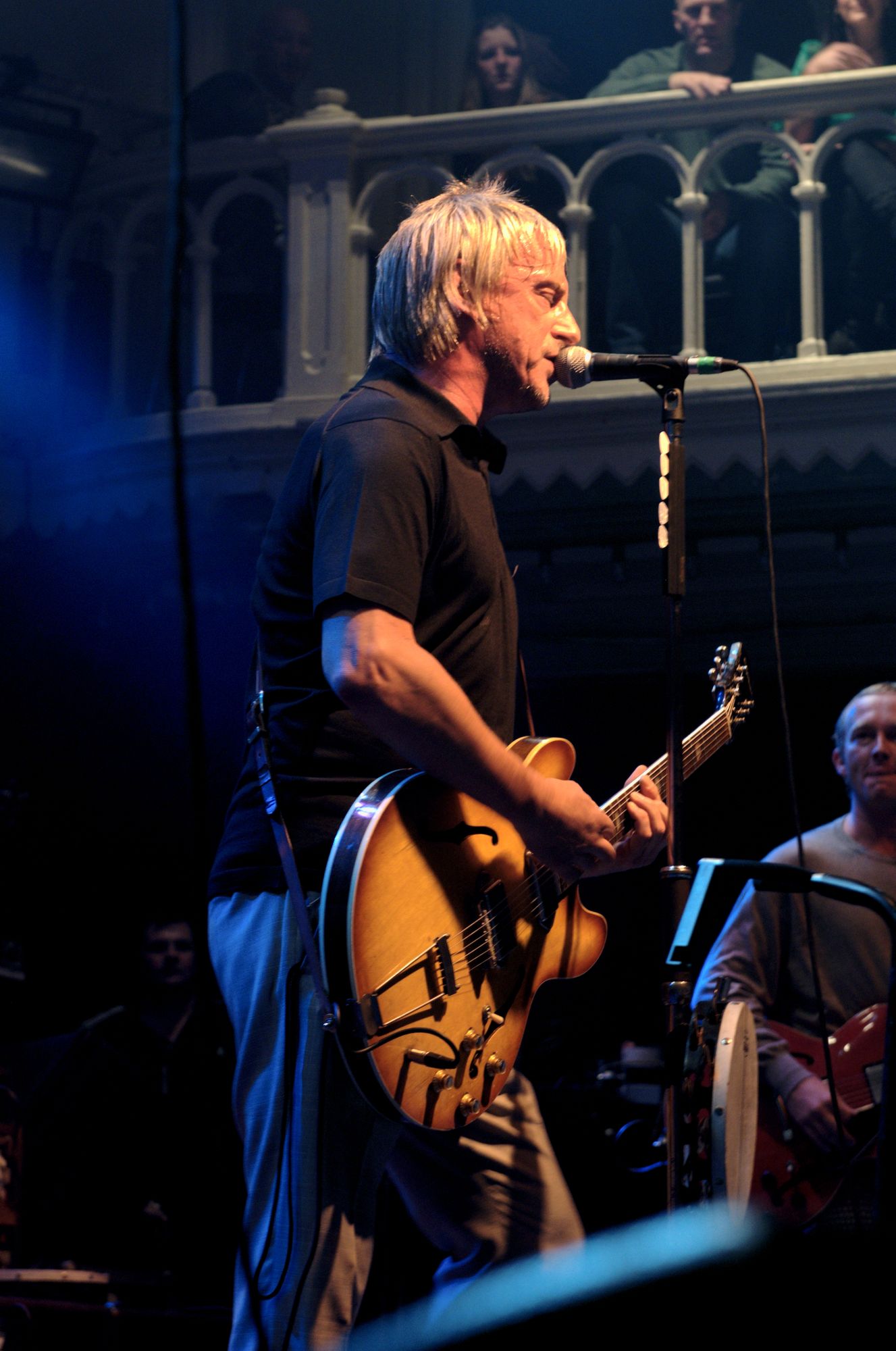 Paul Weller onstage at Paradiso, Amsterdam, 2008, with an Epiphone Casino: dog-ear P-90s, trapeze. Not an ES-335.