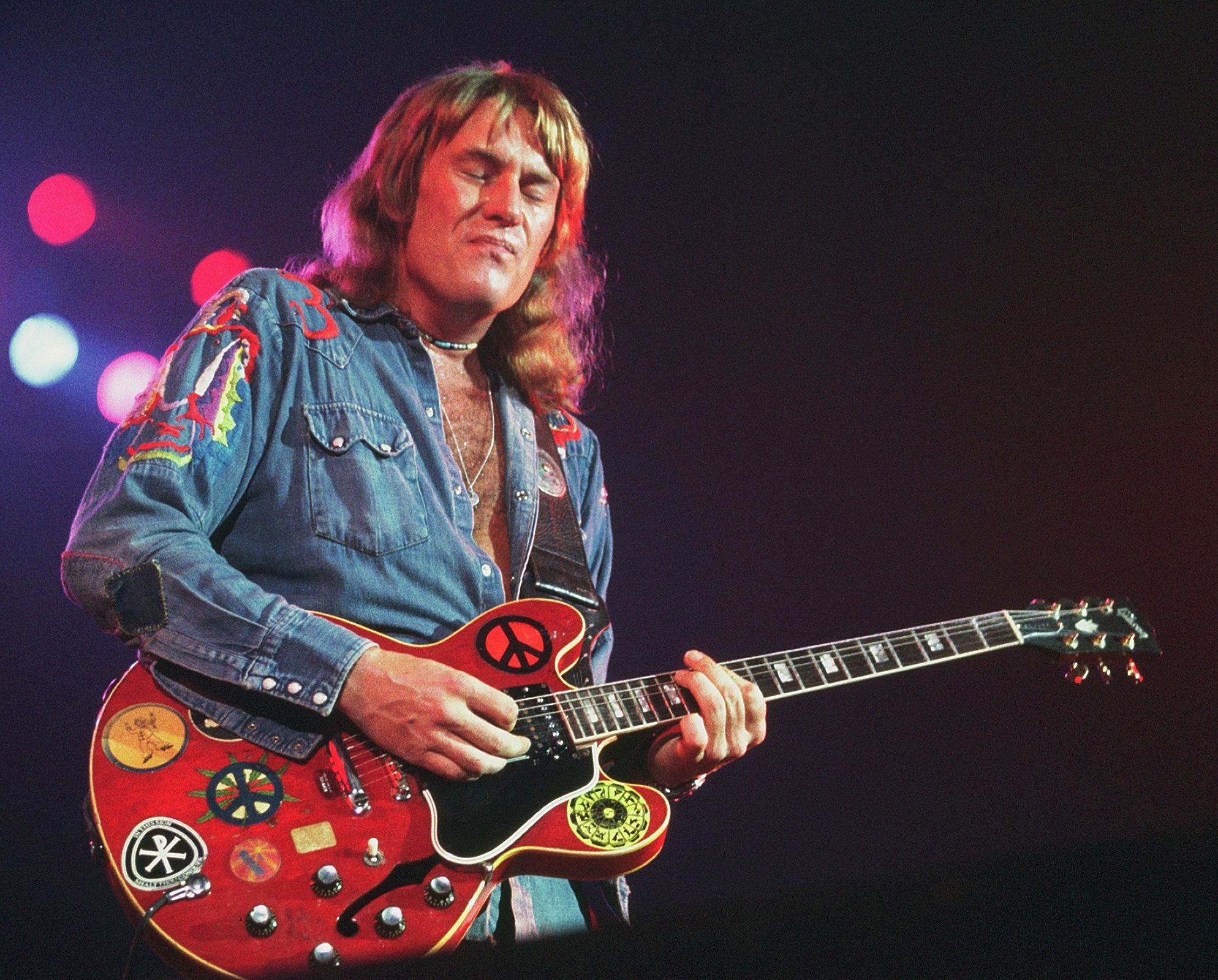 Alvin Lee onstage in 1975 with his cherry ES-335 “Big Red” (1958 or 1959 original, later modified).