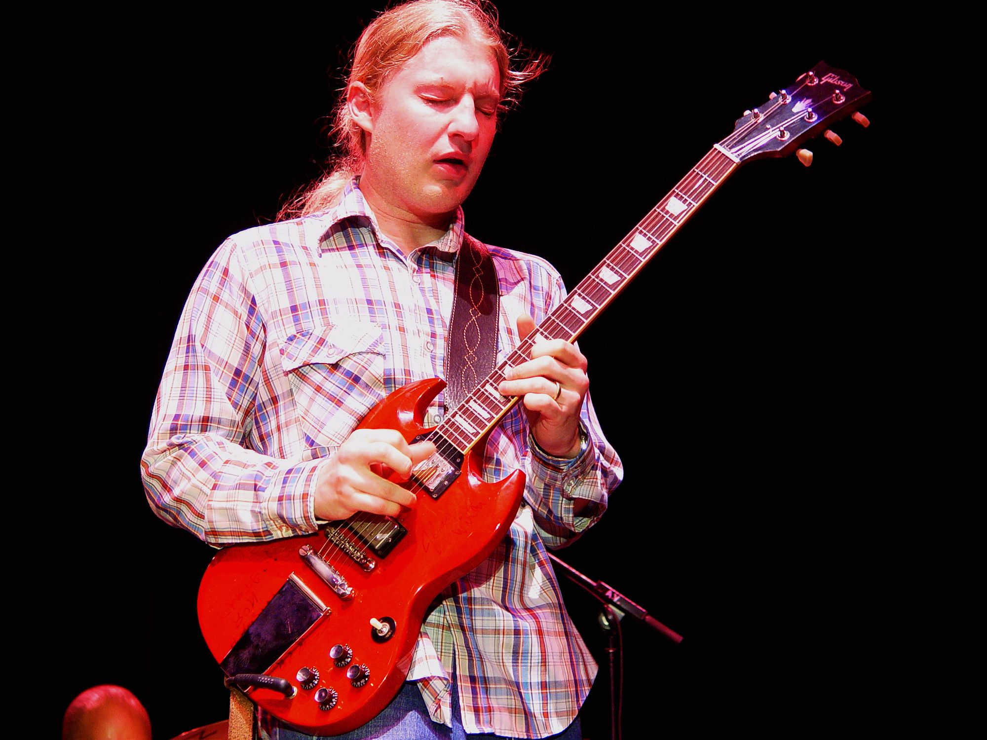 Derek Trucks onstage, 20 July 2007, with a cherry SG Standard ’61-style (teardrop guard, humbuckers, stop bar). Not an SG Special.